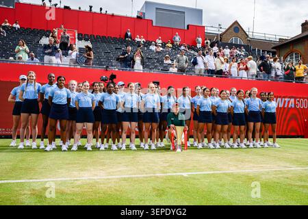 LONDON, VEREINIGTES KÖNIGREICH, 14. Juni: Donna VEKIC (CRO) posiert Fotos mit Ballmädchen mit der Champion Trophy, nachdem sie am Sonntag, den 14. Juni 2026, in LONDON, im Finale gegen Emma RADUCANU (GBR) während der HSBC Championships 2026 - The Fianl im Queen's Club gewonnen hat. Quelle: Taka Wu/Alamy Live News Stockfoto
