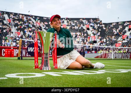 LONDON, GROSSBRITANNIEN, 14. Juni: Donna VEKIC (CRO) feiert mit der Champion Trophy, nachdem sie am Sonntag, den 14. Juni 2026, in LONDON, GROSSBRITANNIEN, im Finale gegen Emma RADUCANU (GBR) während der HSBC Championships 2026 - The Fianl im Queen's Club gewonnen hat. Quelle: Taka Wu/Alamy Live News Stockfoto