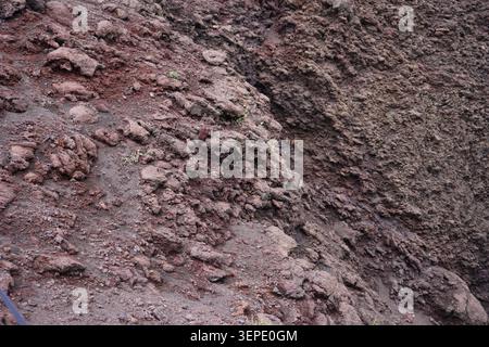 Hintergrundtextur von vulkanischen Lavasteinen. Vulkanisches Gestein aus dem Ätna, Sizilien, Italien. Natur abstrakt brauner Lavastein Hintergrund. Stockfoto