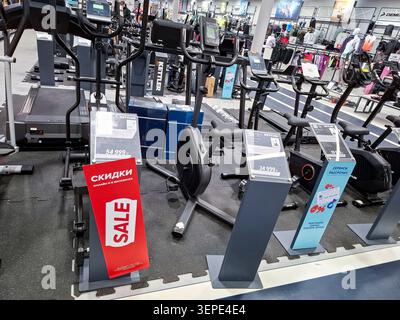Woronesch, Russland - 11. April 2026. Fitnessgeräte-Shop in Russland zeigt Kettler Heimtrainer und Crosstrainer. Rote Verkaufszeichen sind attra Stockfoto