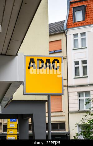 Iserlohn, Deutschland - 05. Juni 2026: Gelbes ADAC-Schild an der Gebäudefassade mit historischer Architektur. Stockfoto