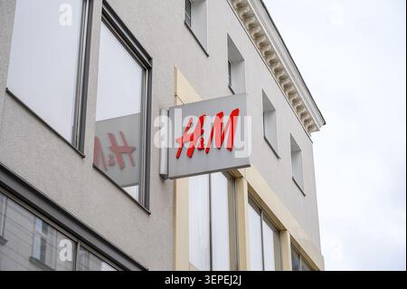 Iserlohn, Deutschland - 05. Juni 2026: H&M Markenzeichen an hellgrauer Gebäudefassade. Stockfoto