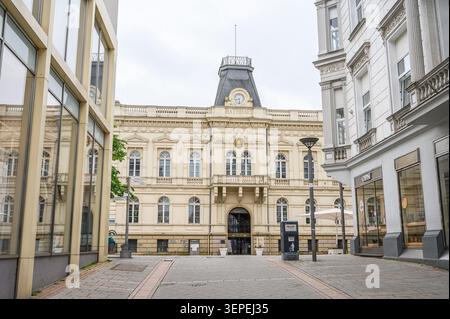 Iserlohn, Deutschland - 05. Juni 2026: Historisches Rathausgebäude mit Uhrenturm zwischen zwei Architekturstilen. Stockfoto