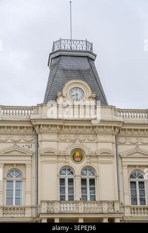 Iserlohn, Deutschland - 05. Juni 2026: Rathaus-Gebäudefassade mit Uhrenturm, historische Architektur, kunstvolle Details. Stockfoto