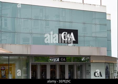 Iserlohn, Deutschland - 05. Juni 2026: Außenansicht des C&A-Geschäfts mit prominentem Logo auf moderner Glasfassade. Stockfoto