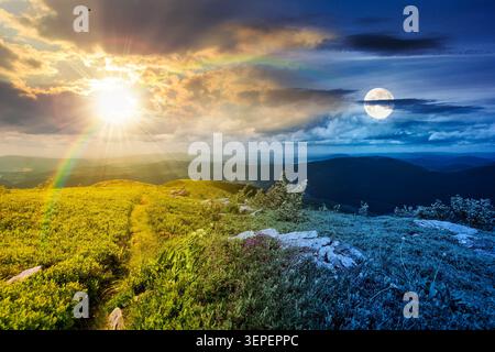 Tag und Nacht. Berglandschaft mit Almwiesen. Sonne und Mond über karpaten zur Sommersonnenwende. Blick ins ferne Tal Stockfoto