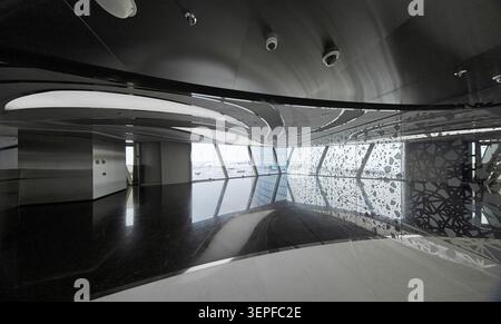 Russland, St.Petersburg, 13. März 2025: Innenräume des Wolkenkratzers Lakhta Center - Bürogebäude der Ölgesellschaft Gazprom, eine Aussichtsplattform Stockfoto