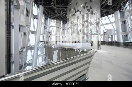Russland, St.Petersburg, 13. März 2025: Innenräume des Wolkenkratzers Lakhta Center - Bürogebäude der Ölgesellschaft Gazprom, eine Aussichtsplattform Stockfoto