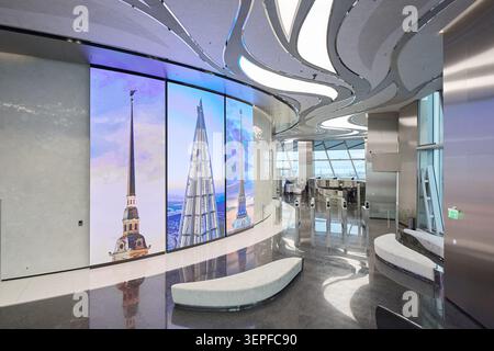 Russland, St.Petersburg, 13. März 2025: Innenräume des Wolkenkratzers Lakhta Center - Bürogebäude der Ölgesellschaft Gazprom, eine Aussichtsplattform Stockfoto