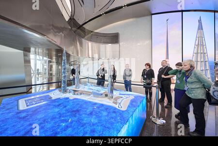 Russland, St.Petersburg, 13. März 2025: Innenräume des Wolkenkratzers Lakhta Center - Bürogebäude der Ölgesellschaft Gazprom, eine Aussichtsplattform Stockfoto