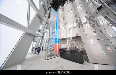 Russland, St.Petersburg, 13. März 2025: Innenräume des Wolkenkratzers Lakhta Center - Bürogebäude der Ölgesellschaft Gazprom, eine Aussichtsplattform Stockfoto