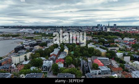 Drohnenblick auf die Skyline von Tallinn Estland, Seehafen und Altstadt Stockfoto