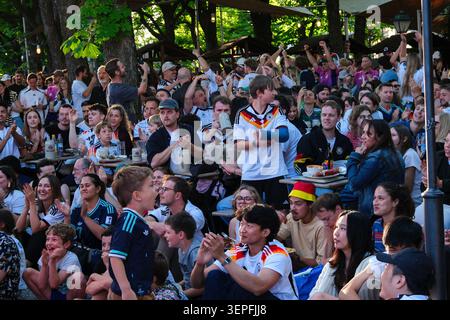 München, Bayern, Deutschland. Juni 2026. Deutsche Fans treffen sich an einem öffentlichen Schauplatz, um das Eröffnungsspiel ihrer Mannschaft bei der FIFA Fussball-Weltmeisterschaft 2026 zu verfolgen. (Kreditbild: © Julius Mortsi/ZUMA Press Wire) NUR REDAKTIONELLE VERWENDUNG! Nicht für kommerzielle ZWECKE! Stockfoto