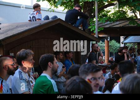 München, Bayern, Deutschland. Juni 2026. Deutsche Fans treffen sich an einem öffentlichen Schauplatz, um das Eröffnungsspiel ihrer Mannschaft bei der FIFA Fussball-Weltmeisterschaft 2026 zu verfolgen. (Kreditbild: © Julius Mortsi/ZUMA Press Wire) NUR REDAKTIONELLE VERWENDUNG! Nicht für kommerzielle ZWECKE! Stockfoto