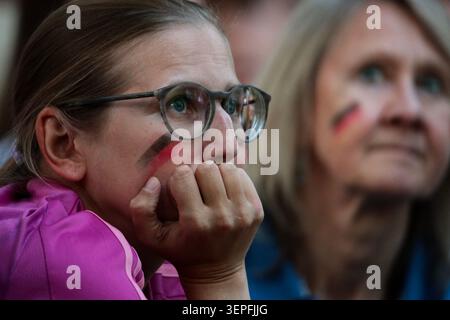 München, Bayern, Deutschland. Juni 2026. Deutsche Fans treffen sich an einem öffentlichen Schauplatz, um das Eröffnungsspiel ihrer Mannschaft bei der FIFA Fussball-Weltmeisterschaft 2026 zu verfolgen. (Kreditbild: © Julius Mortsi/ZUMA Press Wire) NUR REDAKTIONELLE VERWENDUNG! Nicht für kommerzielle ZWECKE! Stockfoto