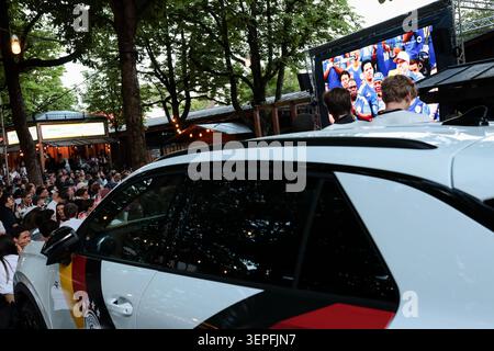 München, Bayern, Deutschland. Juni 2026. Deutsche Fans treffen sich an einem öffentlichen Schauplatz, um das Eröffnungsspiel ihrer Mannschaft bei der FIFA Fussball-Weltmeisterschaft 2026 zu verfolgen. (Kreditbild: © Julius Mortsi/ZUMA Press Wire) NUR REDAKTIONELLE VERWENDUNG! Nicht für kommerzielle ZWECKE! Stockfoto