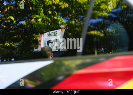 München, Bayern, Deutschland. Juni 2026. Deutsche Fans treffen sich an einem öffentlichen Schauplatz, um das Eröffnungsspiel ihrer Mannschaft bei der FIFA Fussball-Weltmeisterschaft 2026 zu verfolgen. (Kreditbild: © Julius Mortsi/ZUMA Press Wire) NUR REDAKTIONELLE VERWENDUNG! Nicht für kommerzielle ZWECKE! Stockfoto