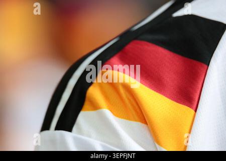 München, Bayern, Deutschland. Juni 2026. Deutsche Fans treffen sich an einem öffentlichen Schauplatz, um das Eröffnungsspiel ihrer Mannschaft bei der FIFA Fussball-Weltmeisterschaft 2026 zu verfolgen. (Kreditbild: © Julius Mortsi/ZUMA Press Wire) NUR REDAKTIONELLE VERWENDUNG! Nicht für kommerzielle ZWECKE! Stockfoto