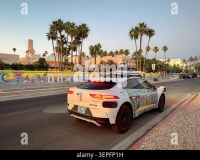 Waymo autonome Fahrzeuge, die auf einer Straße in Chandler, Arizona, USA, fahren. Stockfoto