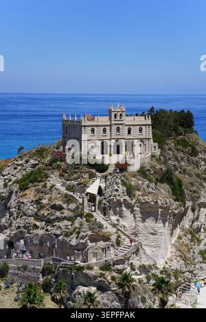 Panoramablick auf das berühmte Santuario di Santa Maria dell’Isola, dramatisch auf einer felsigen Klippe mit Blick auf das türkisfarbene Meer in Tropea, Calabr Stockfoto