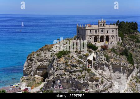 Panoramablick auf das berühmte Santuario di Santa Maria dell’Isola, dramatisch auf einer felsigen Klippe mit Blick auf das türkisfarbene Meer in Tropea, Calabr Stockfoto