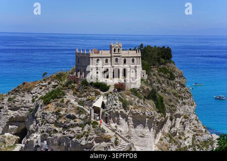 Panoramablick auf das berühmte Santuario di Santa Maria dell’Isola, dramatisch auf einer felsigen Klippe mit Blick auf das türkisfarbene Meer in Tropea, Calabr Stockfoto