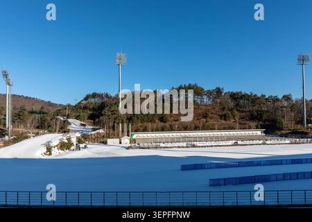 Schneebedeckter Alpensia Biathlon Centre Schießstand und Stadion in Pyeongchang, Südkorea Stockfoto