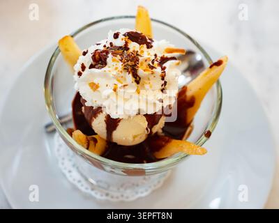 Französisches Dessert Poire Belle Helene aus pochierten Birnen mit Eis Stockfoto