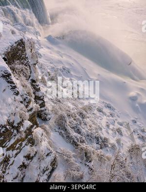 Schneebedeckte Schlucht über den Niagarafällen bei winterlichen Bedingungen Stockfoto