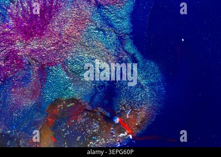 Faszinierende abstrakte, fließende Bewegungen mit tiefblauen, violetten und metallischen Texturen. Ideal für luxuriöses Branding, futuristische Grafiken und digitale Kunstprojekte Stockfoto