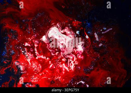 Abstrakte Kunst mit wirbelnder roter, weißer und dunkelblauer Farbe. Lebendige Farben überblenden dynamisch mit schwarzem Hintergrund. Ruft Energie, Leidenschaft oder Emotionen hervor Stockfoto