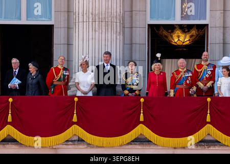 Prinz Richard, Herzog von Gloucester und Birgitte, Herzogin von Gloucester Edward, Herzog von Edinburgh, Sophie, Herzogin von Edinburgh, Vizeadmiral Sir Tim Laurence, Prinzessin Anne, Königin Camilla, König Karl III., Prinz William, Catherine, Prinzessin von Wales, Prinzessin Charlotte von Wales, Prinz Louis von Wales und Prinz George von Wales stehen auf dem Balkon des Buckingham Palace, nachdem sie Trooping the Colour 2026 besucht haben. Trooping the Colour, auch bekannt als King's Birthday Parade, ist die jährliche militärische Zeremonie zum offiziellen Geburtstag des britischen Monarchen. Die Veranstaltung findet auf Horse Guards statt Stockfoto