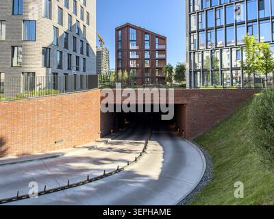 Eingang zur Tiefgarage. Entwicklung neuer Wohngebiete. Stockfoto