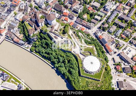 Direkter Blick über die Drohne auf die Festung Kufstein, die mittelalterliche Tiroler Festung, direkt nach unten, um die Geometrie ihrer mehrschichtigen Verteidigung zu enthüllen Stockfoto