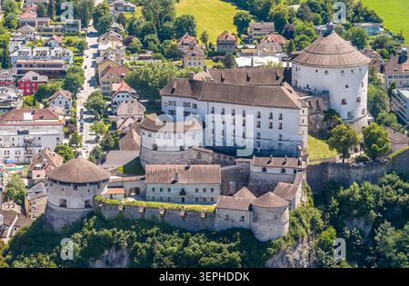 Drohnenansicht der Festung Kufstein in Tirol, Österreich, mit Blick auf die Festung von oberhalb der Stadt. Der runde Burgerturm (Bürgerturm Stockfoto