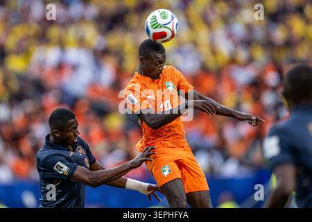 Philadelphia, Pennsylvania, USA. Juni 2026. Nicolas Pepe, Stürmer der Elfenbeinküste, führt den Ball während des Gruppenspiels E zwischen Côte d’Ivoire und Ecuador bei der FIFA-Weltmeisterschaft in Philadelphia, USA, am 14. Juni 2026. Elfenbeinküste gewann das Spiel 1-0 auf ein Tor von Amad Diallo. Foto Credit Don Mennig | Alamy News Credit: Don Mennig/Alamy Live News Stockfoto