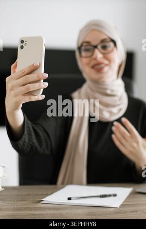 Frau Filmt Sich Mit Telefon Stockfoto