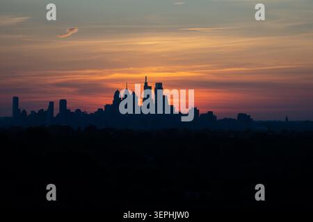 Sonnenuntergang hinter der Silhouette der Stadt Philadelphia Stockfoto