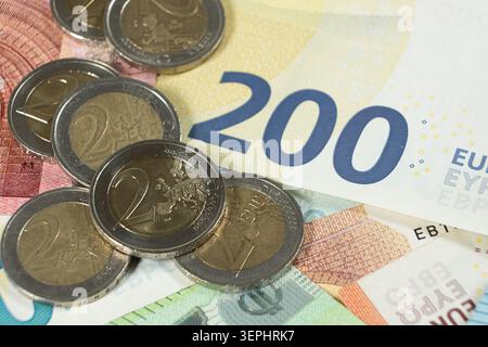Europäische Währungsmünzen und -Scheine für Finanzkonzepte. Stockfoto
