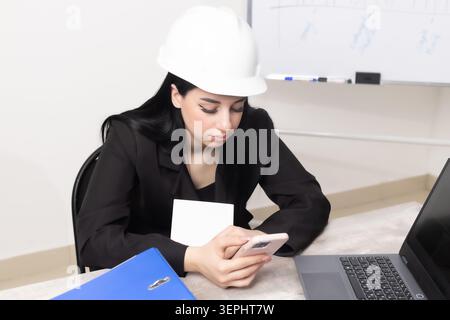 Ingenieurin oder Architektin mit weißem Schutzhelm Stockfoto