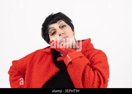 Attraktive Frau in Übergröße, die ihren Kopf neigt und selbstbewusst posiert Stockfoto