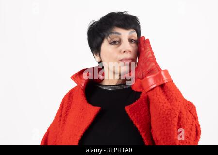 Schöne Frau in Übergröße, die ihr Kinn nachdenklich berührt und aussehend aussieht Stockfoto