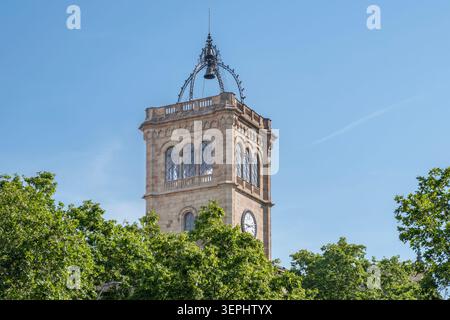 Uhrenturm des historischen Gebäudes der Universität von Barcelona, Spanien, alte Steinarchitektur Stockfoto