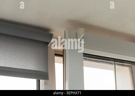 Modernes PVC-Fenster im Mikrobelüftungsmodus für frische Raumluftzirkulation Stockfoto