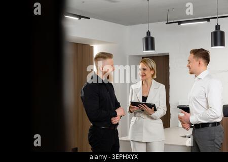 Geschäftsteam diskutiert das Projekt während der Besprechung in einem modernen Büro Stockfoto