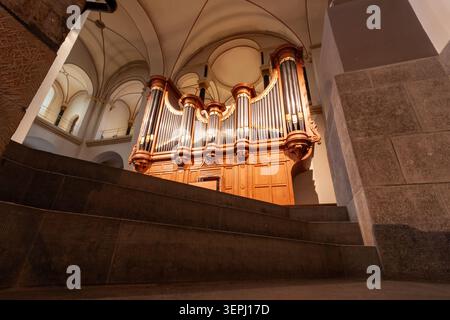 Flacher Innenblick auf eine majestätische Pfeifenorgel in der historischen Basilika St. Servatius in Maastricht, Niederlande Stockfoto