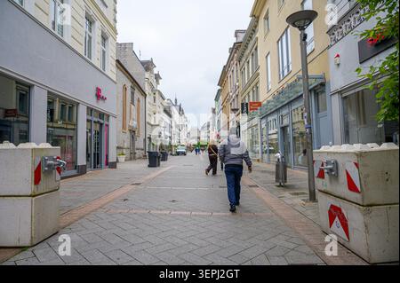 Iserlohn, Deutschland - 05. Juni 2026: Fußgängerzone mit Ladenfronten und Fußgängern. Stockfoto