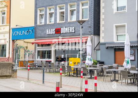 Iserlohn, Deutschland - 05. Juni 2026: Außenansicht des Restaurants mit Sitzbereich im Freien. Stockfoto