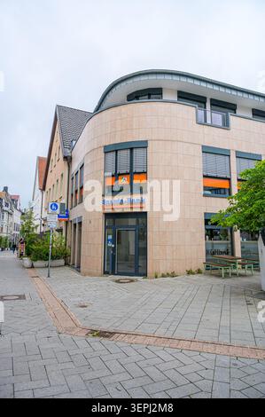 Iserlohn, Deutschland - 05. Juni 2026: Sparda-Bank-Gebäude an der Kopfsteinpflaster-Fußgängerzone. Stockfoto