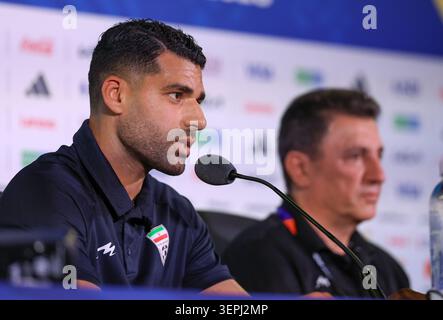 Los Angeles, USA. Juni 2026. Der iranische Spieler Mehdi Taremi (L) nimmt am 14. Juni 2026 an einer Pressekonferenz im Los Angeles Stadium in Los Angeles Teil. Quelle: Mao Siqian/Xinhua/Alamy Live News Stockfoto